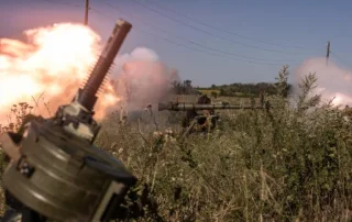 Працює військова техніка