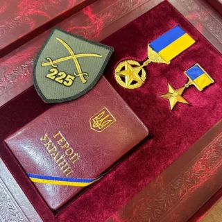 Вище військово-політичне керівництво України присвоїло звання Героя України командиру 225 Окремого штурмового батальйону, капітану Олегу Ширяєву