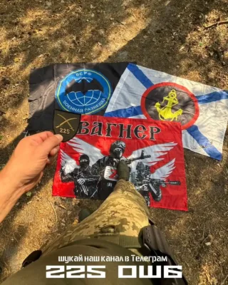 бійці 225 ОШБ показали трофейні прапори Вагнера, розвідки ВСРФ, 810 бригади морської піхоти ВСРФ